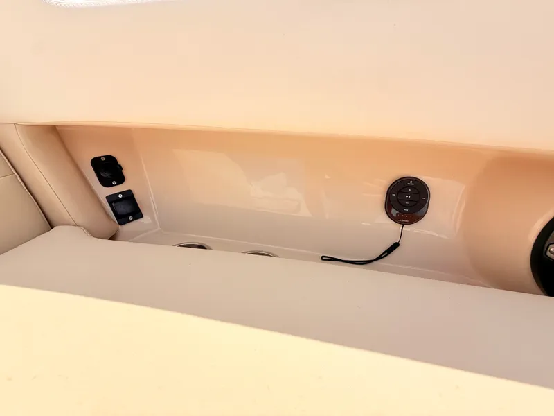 Slide: The Image of Boston Whaler 320 Vantage 2024 - 72