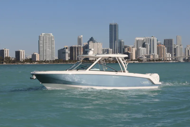 Slide: The Image of Boston Whaler 320 Vantage 2024 - 39