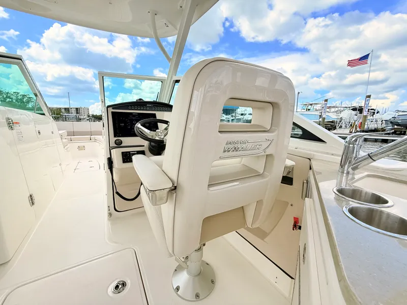 Slide: The Image of Boston Whaler 320 Vantage 2024 - 43