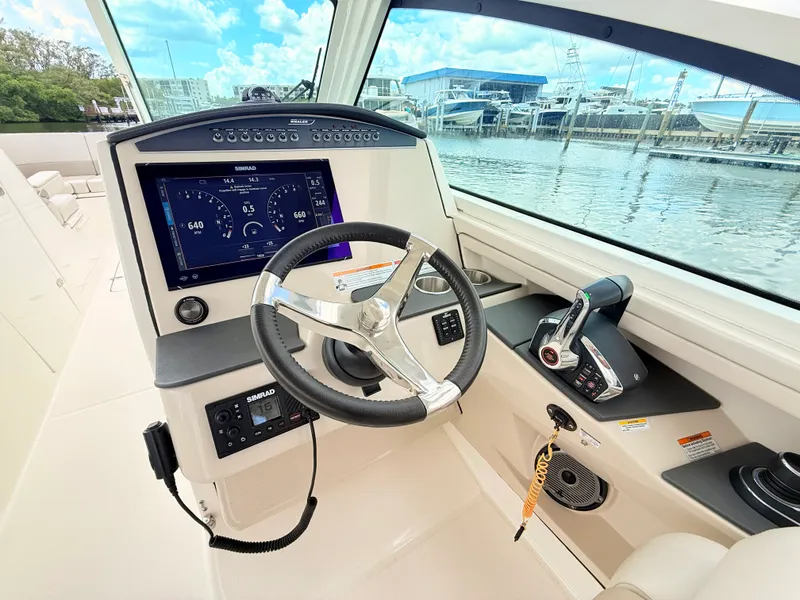 Slide: The Image of Boston Whaler 320 Vantage 2024 - 47