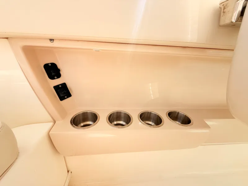 Slide: The Image of Boston Whaler 320 Vantage 2024 - 35