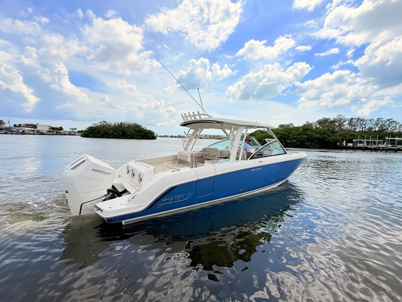 Slide: The Image of Boston Whaler 320 Vantage 2024 - 14