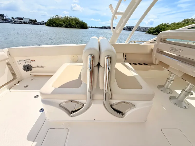Slide: The Image of Boston Whaler 320 Vantage 2024 - 32