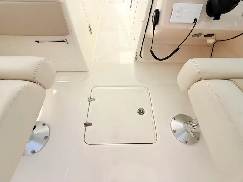Slide: The Image of Boston Whaler 320 Vantage 2024 - 60