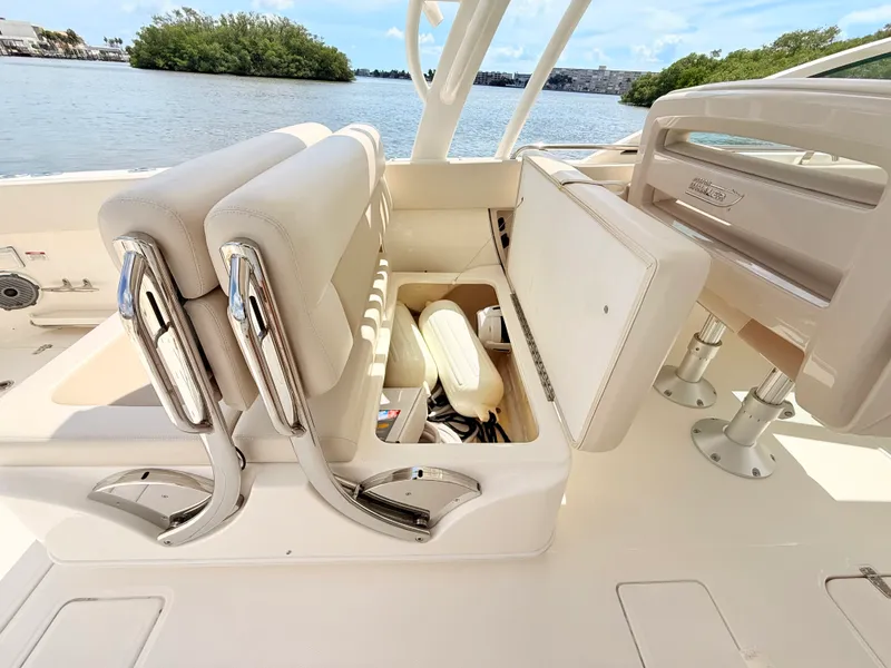 Slide: The Image of Boston Whaler 320 Vantage 2024 - 34