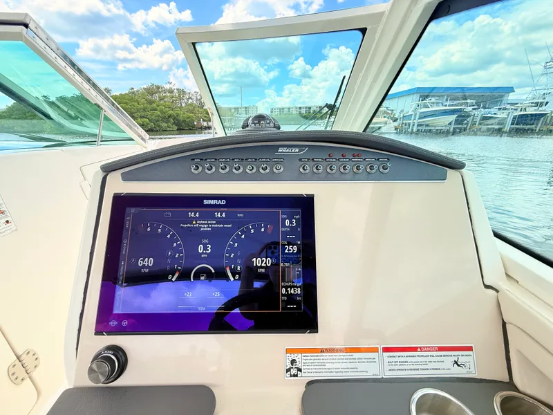Slide: The Image of Boston Whaler 320 Vantage 2024 - 49