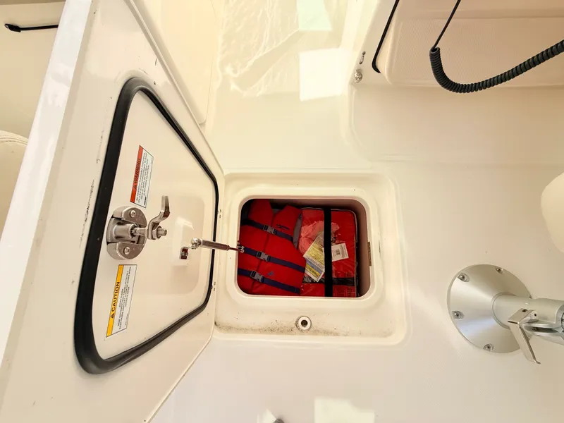 Slide: The Image of Boston Whaler 320 Vantage 2024 - 61