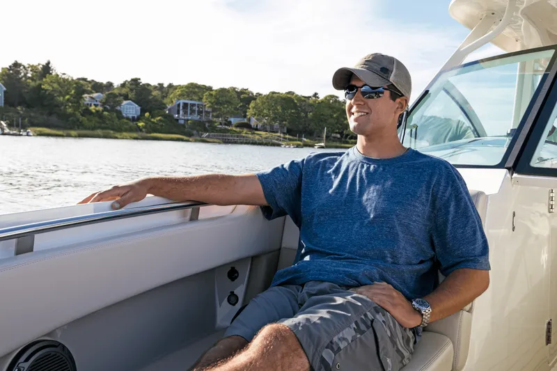 Slide: The Image of Boston Whaler 320 Vantage 2024 - 13