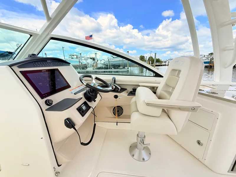 Slide: The Image of Boston Whaler 320 Vantage 2024 - 44