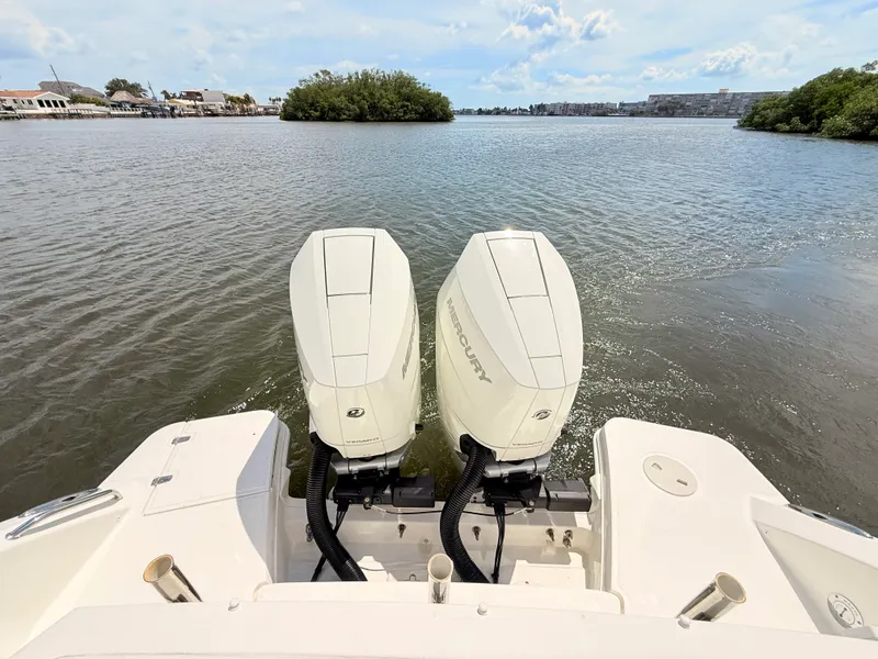 Slide: The Image of Boston Whaler 320 Vantage 2024 - 17