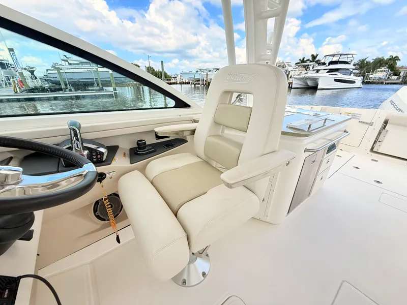 Slide: The Image of Boston Whaler 320 Vantage 2024 - 45
