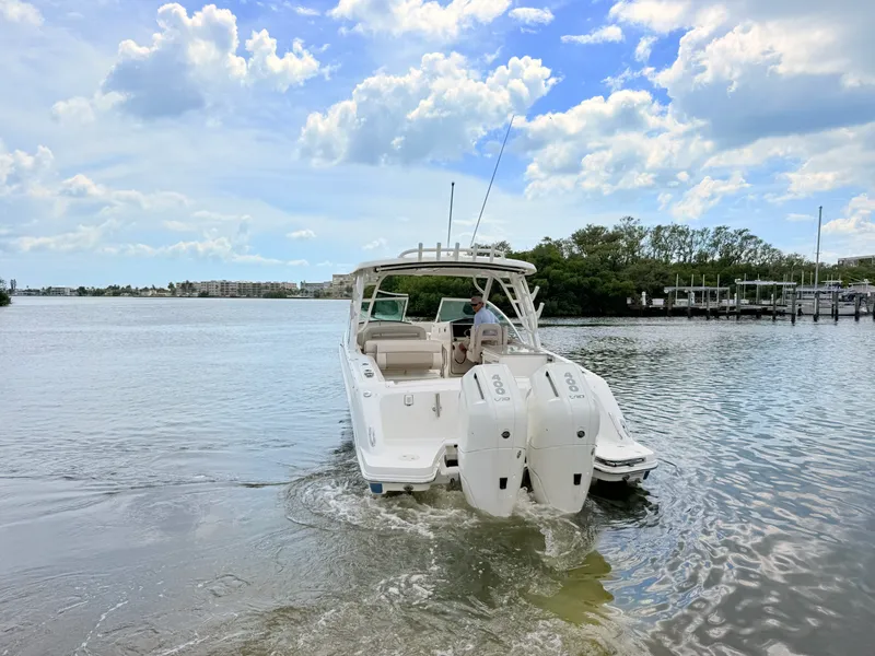 Slide: The Image of Boston Whaler 320 Vantage 2024 - 10