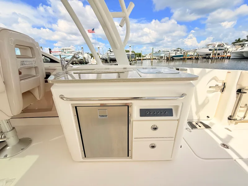 Slide: The Image of Boston Whaler 320 Vantage 2024 - 36