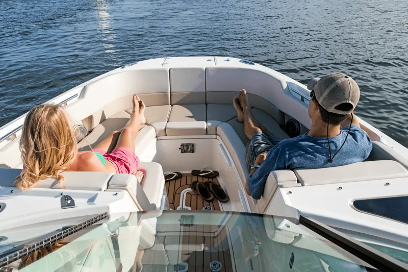 Slide: The Image of Boston Whaler 320 Vantage 2024 - 12