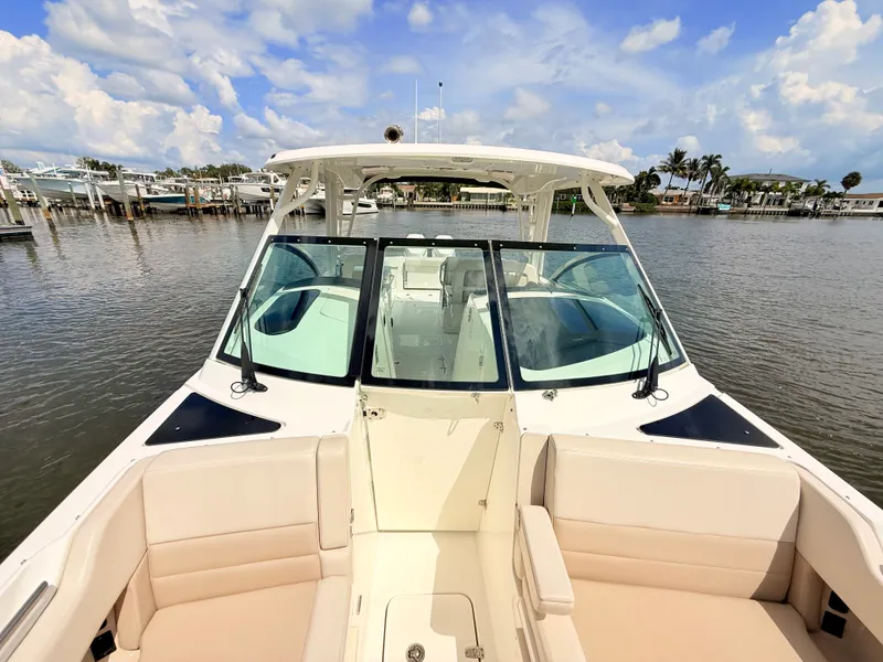 Slide: The Image of Boston Whaler 320 Vantage 2024 - 70