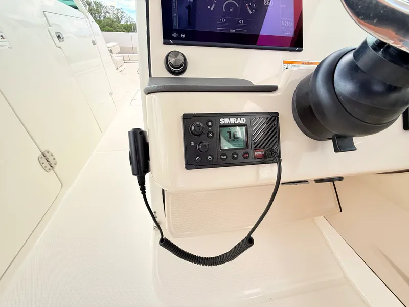 Slide: The Image of Boston Whaler 320 Vantage 2024 - 48