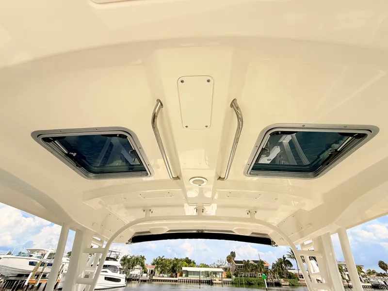Slide: The Image of Boston Whaler 320 Vantage 2024 - 73