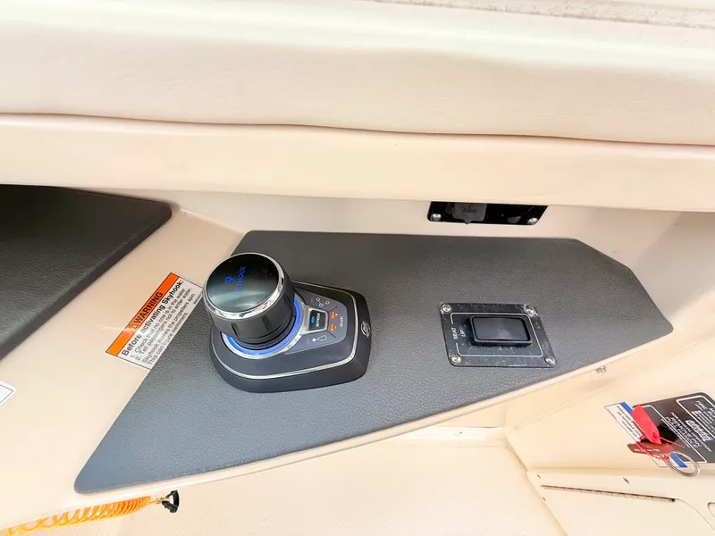 Slide: The Image of Boston Whaler 320 Vantage 2024 - 46