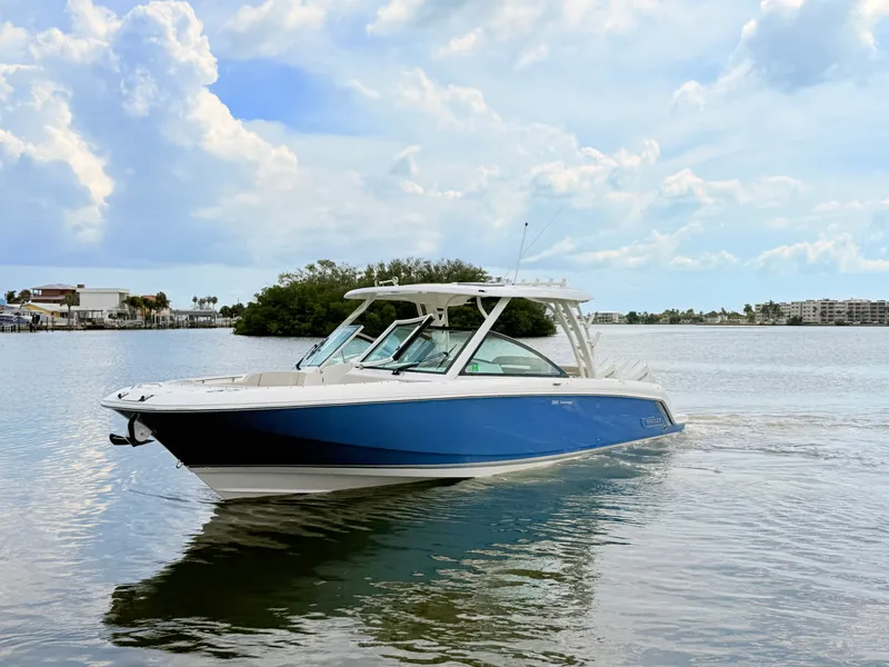 Slide: The Image of Boston Whaler 320 Vantage 2024 - 5