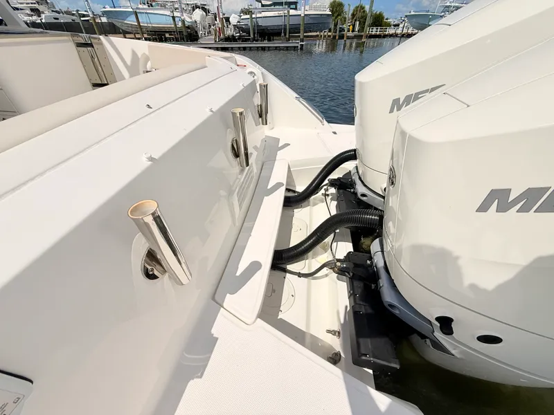 Slide: The Image of Boston Whaler 320 Vantage 2024 - 19
