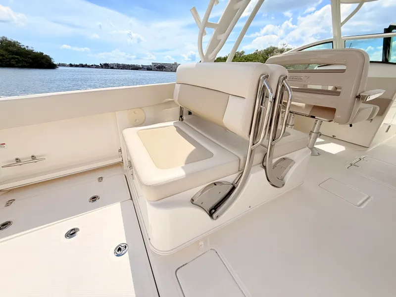 Slide: The Image of Boston Whaler 320 Vantage 2024 - 30