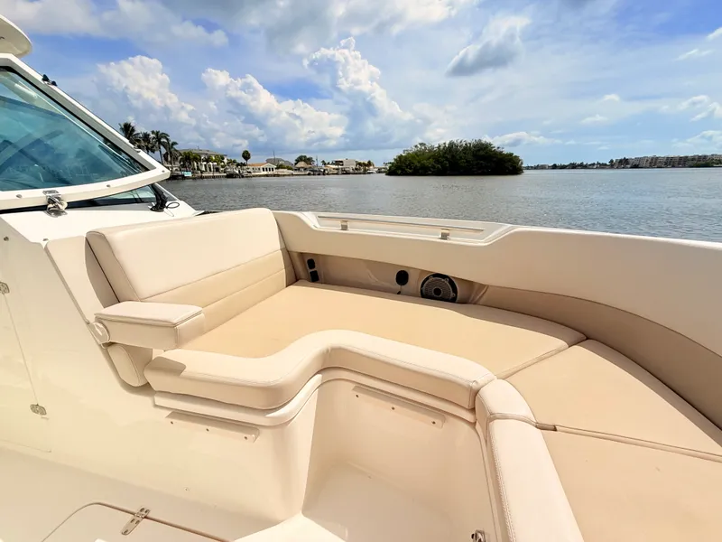 Slide: The Image of Boston Whaler 320 Vantage 2024 - 63