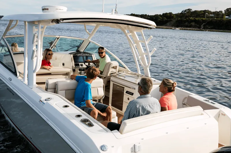 Slide: The Image of Boston Whaler 320 Vantage 2024 - 14