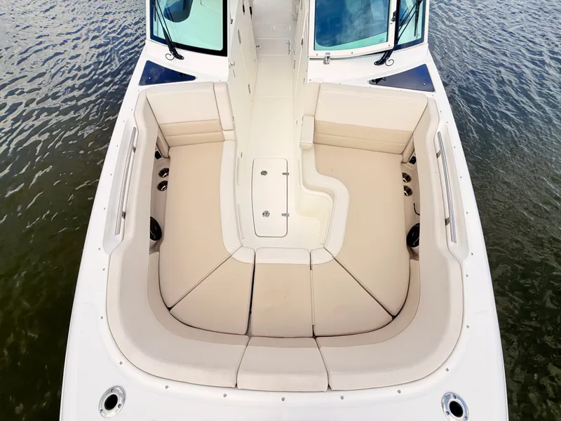 Slide: The Image of Boston Whaler 320 Vantage 2024 - 69
