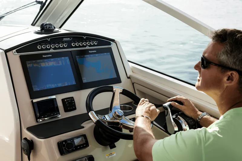 Slide: The Image of Boston Whaler 320 Vantage 2024 - 7