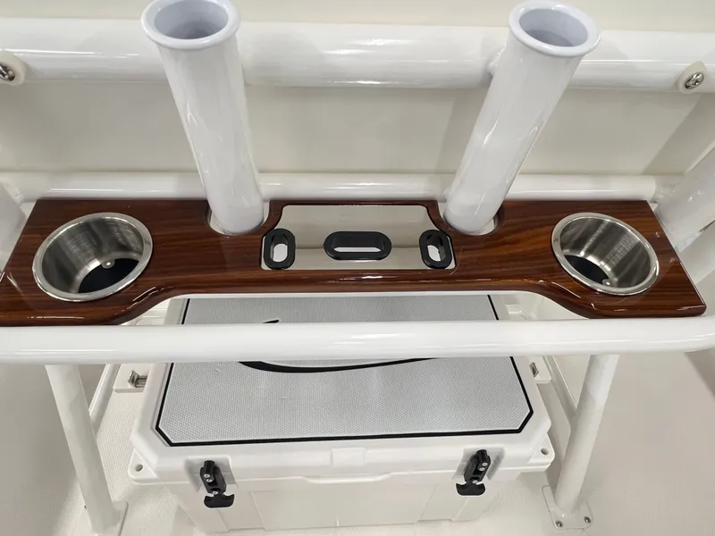 Slide: The Image of Robalo 246 Cayman 2026 - 11