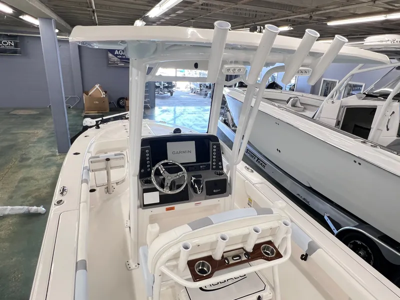 Slide: The Image of Robalo 246 Cayman 2026 - 15