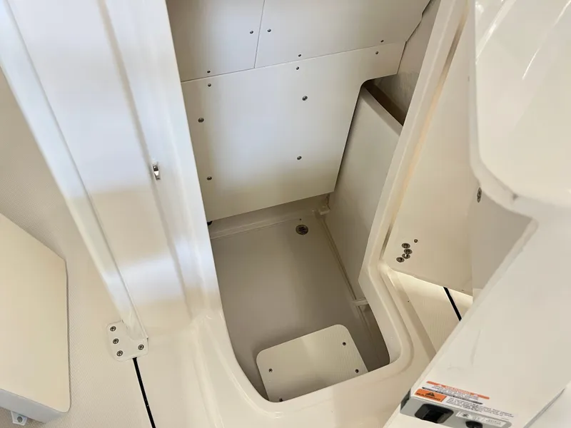 Slide: The Image of Robalo 246 Cayman 2026 - 18