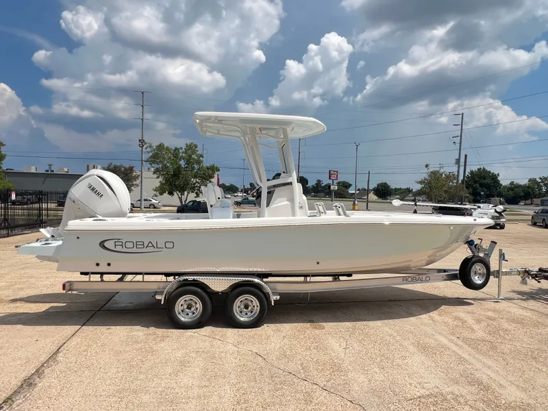 Slide: The Image of Robalo 246 Cayman 2026 - 6