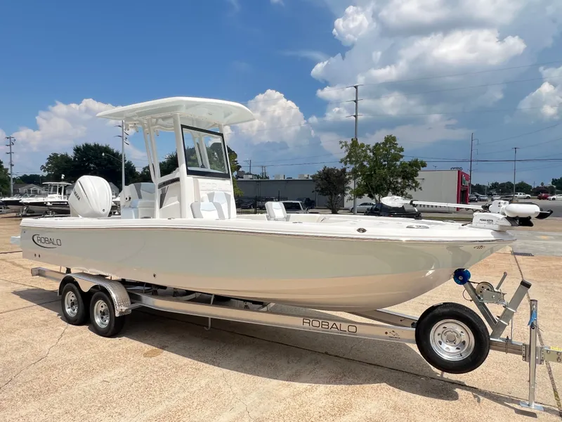 Slide: The Image of Robalo 246 Cayman 2026 - 7