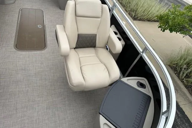 Slide: The Image of Luxurious seating on 2025 Sun Tracker Sportfish 24 XP3 pontoon boat. - 10