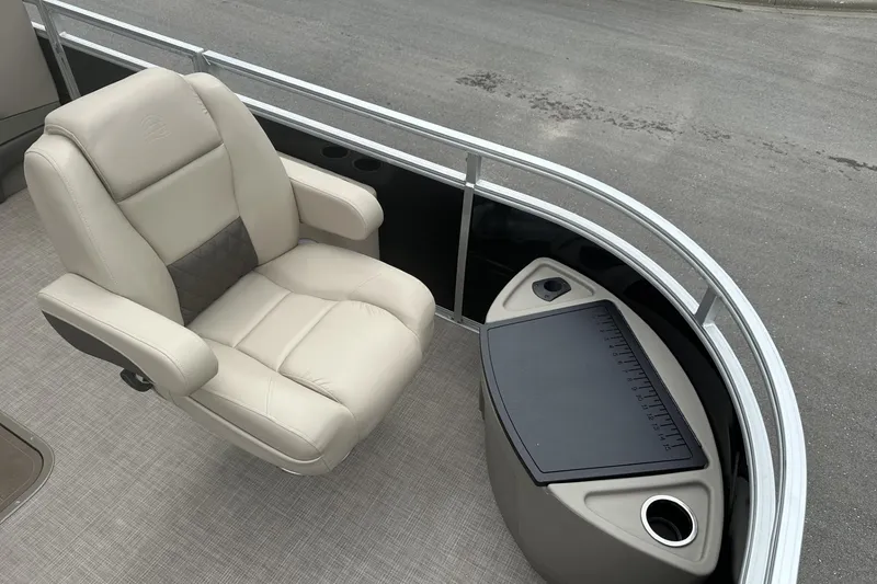 Slide: The Image of Luxurious seating on 2025 Sun Tracker Sportfish 24 XP3 pontoon boat. - 13