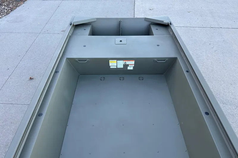 Slide: The Image of Tracker Grizzly 1648 Utility 2026 - 4