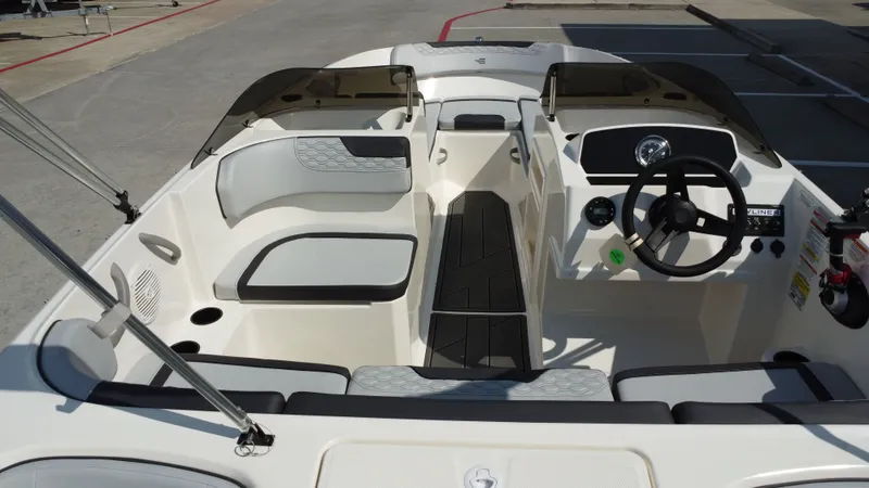 Slide: The Image of Bayliner 170EL 2025 - 25