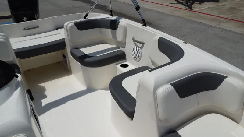 Slide: The Image of Bayliner E16LE 2025 - 24