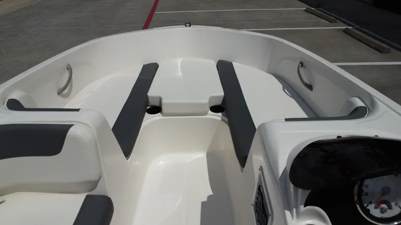 Slide: The Image of Bayliner E16LE 2025 - 29