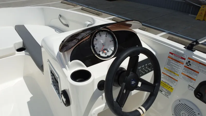 Slide: The Image of Bayliner E16LE 2025 - 30