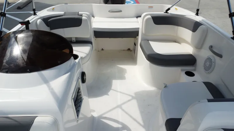 Slide: The Image of Bayliner E16LE 2025 - 25