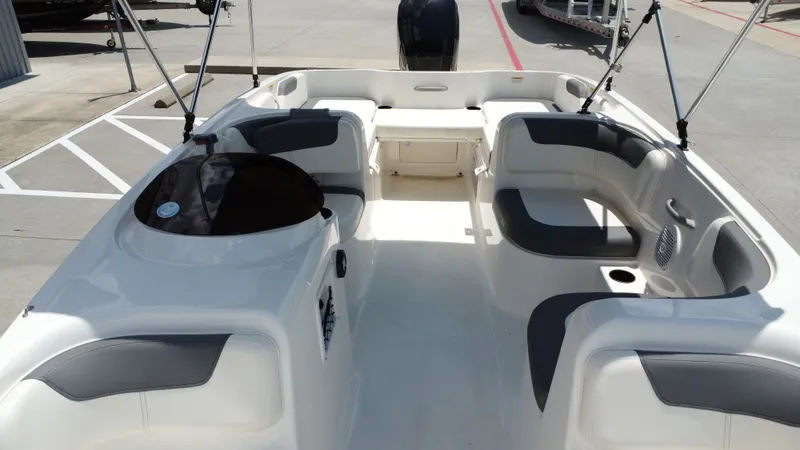 Slide: The Image of Bayliner E18LE 2025 - 21