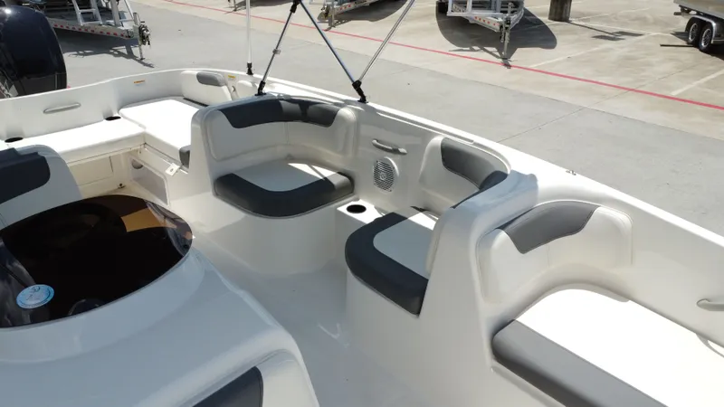 Slide: The Image of Bayliner E18LE 2025 - 22