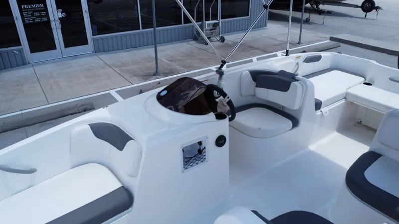 Slide: The Image of Bayliner E18LE 2025 - 23