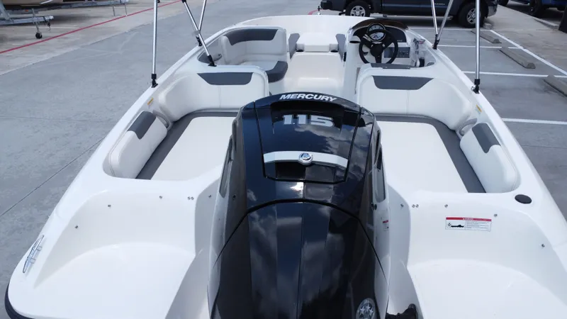 Slide: The Image of Bayliner E18LE 2025 - 25