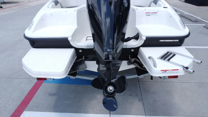 Slide: The Image of Bayliner E18LE 2025 - 27