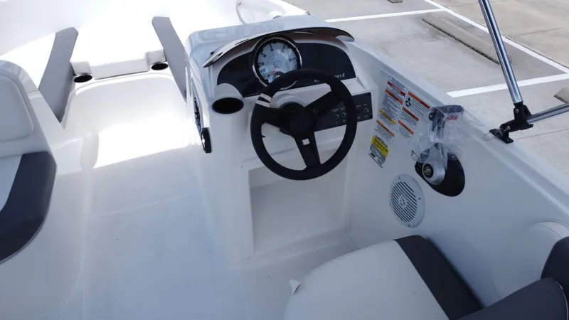 Slide: The Image of Bayliner E18LE 2025 - 30