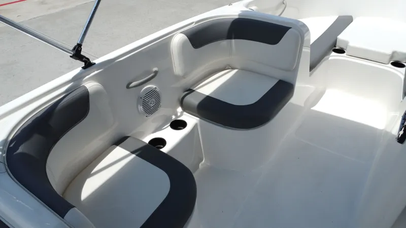 Slide: The Image of Bayliner E18LE 2025 - 31