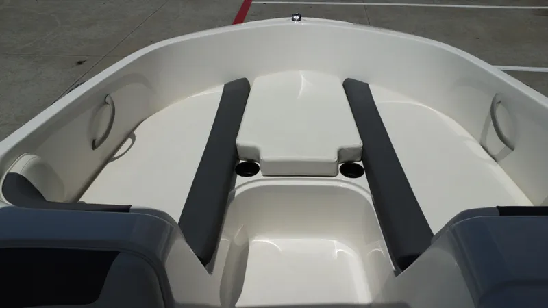 Slide: The Image of Bayliner E18LE 2025 - 32